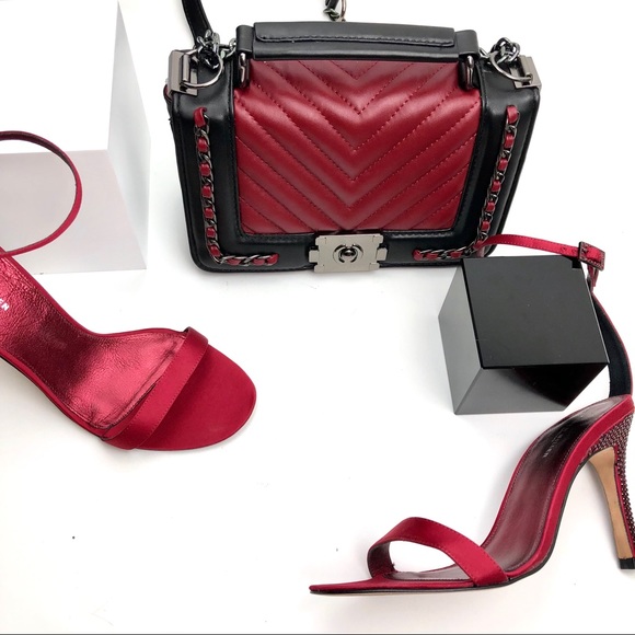 Quilted Crossbody bag with chains. - Picture 2 of 7